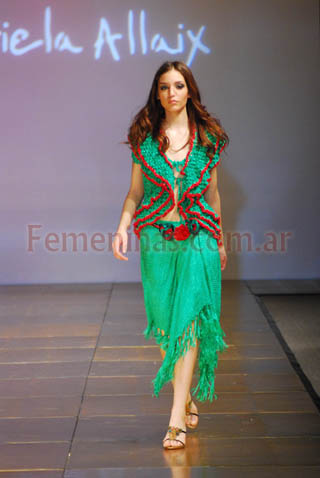 Chaleco tejido con volados verde vivos rojos falda tejida verde